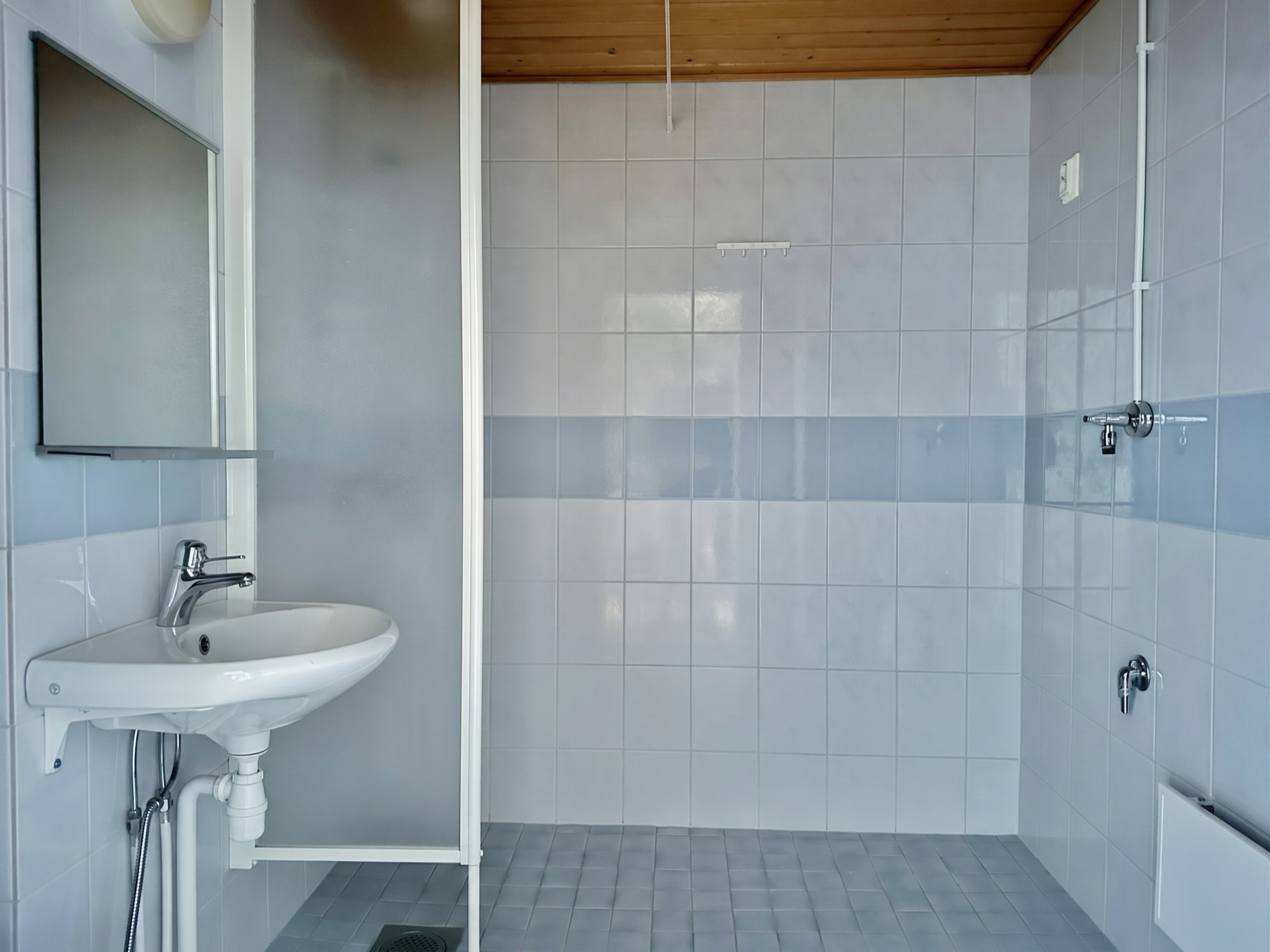 Laatoitettu kylpyhuone, suihku ja pesuallas