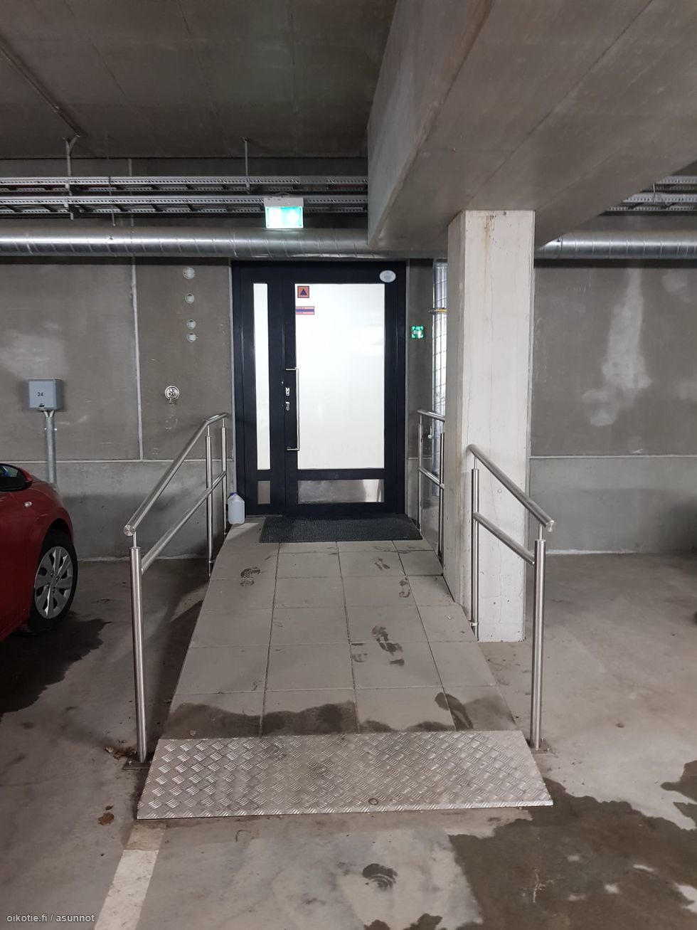 Kulku autohallista varastoille
